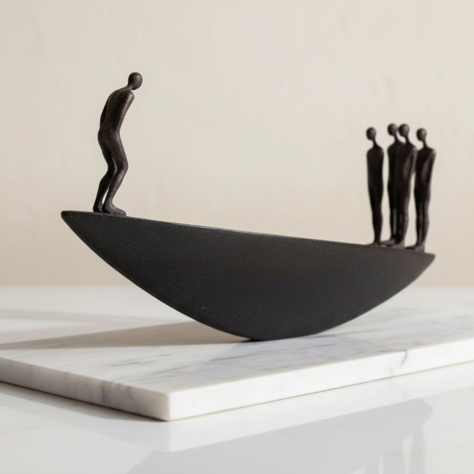 Moderne Segelboot-Statue aus K – Quiet Luxury Lifestyle Bewertung und Preis