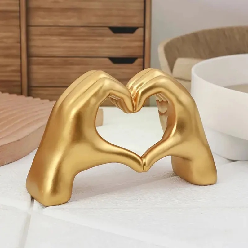 Harz-Skulptur 'Liebesgeste' -  – Quiet Luxury Lifestyle Bewertung und Preis
